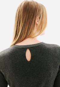 Pull gris foncé avec un col rond et un détail en trou de serrure à l'arrière, décoré d'une bordure à motif subtil. Texture douce.