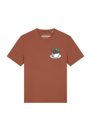 T-shirt couleur rouille avec un petit graphique d'une tasse de café tenant une île tropicale avec des palmiers et un coucher de soleil sur la poitrine.