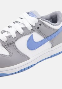 Nike Sportswear DUNK LOW - Matalavartiset tennarit - white/royal pulse/cement grey