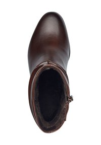Bottine en cuir marron avec une surface lisse, bout arrondi et doublure en fausse fourrure. Fermeture éclair sur le côté et détails de couture minimalistes.