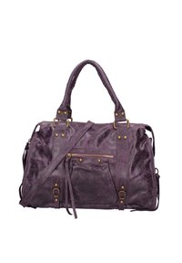 Sac à main en cuir violet avec deux poignées supérieures et une bandoulière amovible. Doté de quincaillerie en laiton, de fermetures éclair et de détails de couture.