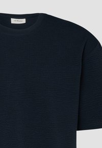 T-shirt à manches courtes bleu marine foncé texturé, col rond, avec un motif subtil en grille et une étiquette de marque s.Oliver à l'intérieur du col.