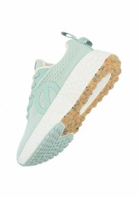 Baskets de course bleu clair avec un dessus texturé, logo circulaire et semelle en caoutchouc tachetée. Présente un onglet à l'arrière pour un enfilage facile.