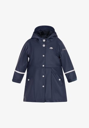 Granatowy wodoodporny płaszcz przeciwdeszczowy z kapturem, z białymi guzikami w kształcie gwiazdy, odblaskowymi paskami oraz logo parasola na klatce piersiowej. Gładka tekstura.