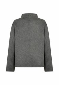 Giacca di lana grigia con colletto alto, design corto e maniche dritte. Il tessuto ha una texture morbida e un dettaglio minimale.