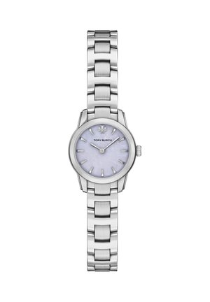 Reloj de pulsera de metal plateado con esfera redonda, esfera de nácar azul claro y marcadores plateados. Cuenta con un diseño de brazalete enlazado.