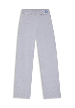 Pantalon gris clair à jambes larges avec détail à bord brut à la taille et petit logo sourire bleu sur le côté droit.