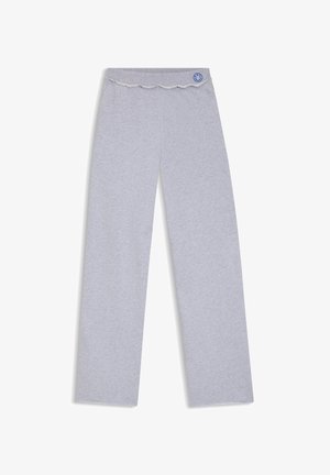 Pantalon gris clair à jambes larges avec détail à bord brut à la taille et petit logo sourire bleu sur le côté droit.