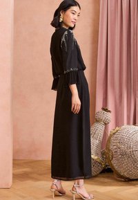 Love & Roses PETITE  - Maksimekko - black