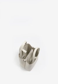 Bolso de mano de cuero beige con dos asas, forma rectangular, bolsillo interior con cremallera y compartimentos planos. Textura suave, diseño minimalista.