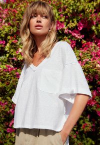 Next V-NECK LOOSE FIT - Tricou basic - white
