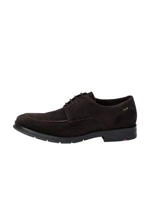 Dunkelbrauner Herren-Schnürschuh aus Veloursleder mit schwarzer Sohle und dezenten Nahtdetails, von der Außenseite gezeigt.