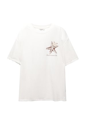 Witte katoenen t-shirt met een bruine sterfishaftige opdruk aan de linkerkant van de borst. Korte mouwen met een ontspannen pasvorm en een ronde hals.