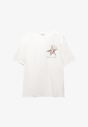 Bela bombažna majica z grafiko rjavega morskega zvezda na levi strani prsnega dela. Kratke rokave z sproščenim krojem in dizajnom okroglega izreza.