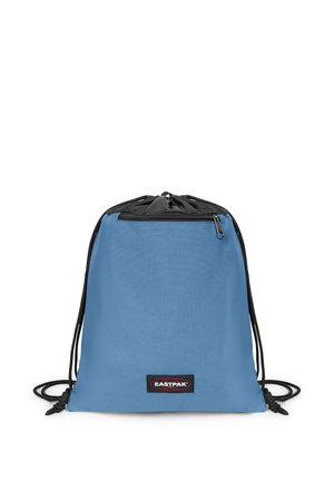 Blå snørre rygsæk med sort top og front lynlåslomme, med en sort og rød Eastpak logo patch nederst i midten.