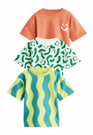 Tre kortærmede t-shirts: en koralfarvet med et smiley-logo, en hvid med grønne abstrakte mønstre og en stribet i teal og gul.