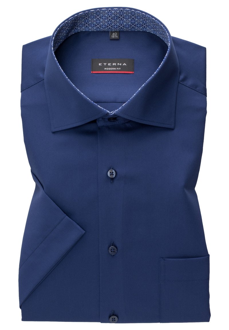 Marineblauw ETERNA modern fit shirt met een gestreepte binnenkraag, enkele borstzak en knoopsluiting aan de voorkant. Soepele textuur, geen zichtbare kreukels.