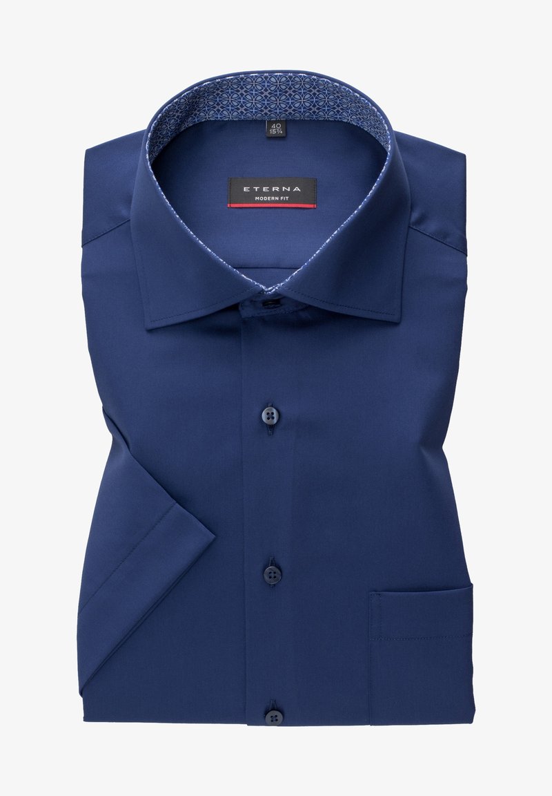 Marineblauw ETERNA modern fit shirt met een gestreepte binnenkraag, enkele borstzak en knoopsluiting aan de voorkant. Soepele textuur, geen zichtbare kreukels.