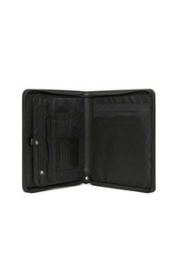 Cartella nera con zip realizzata in pelle textured; presenta numerosi slot per carte, una tasca con zip e un rivestimento interno liscio.