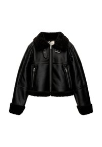 Giacca cropped in pelle nera con colletto in shearling nero, zip frontale e due tasche laterali, caratterizzata da una texture liscia e un design strutturato.
