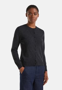 Cardigan en tricot gris foncé avec un col rond, des manches longues et une fermeture à boutons sur le devant. Texture douce et design ajusté avec des accents minimaux.