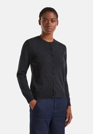 Cardigan lavorato a maglia grigio scuro con scollo rotondo, maniche lunghe e chiusura frontale a bottoni. Texture morbida e design aderente con minimi accenti.