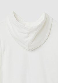 Felpa bianca in cotone con collo aderente, texture morbida e cuciture lisce. Design semplice, dettagli di cucitura minimi, senza loghi o motivi visibili.