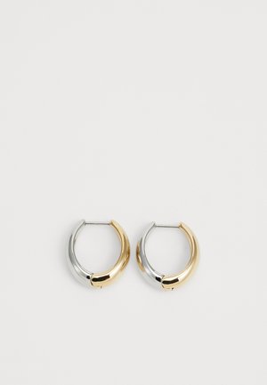 Gold- und Silber-Hoops mit einer glatten, polierten Oberfläche. Sie verfügen über eine schlanke, abgerundete Form und einen sicheren Scharnierverschluss.