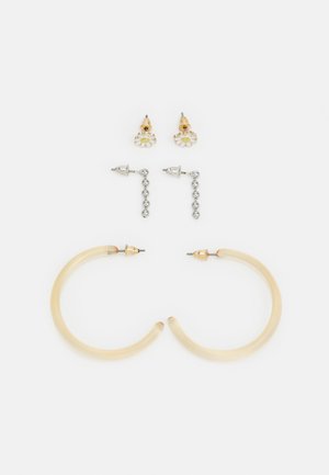 Conjunto de brincos composto por dois pares: brincos de argola translúcidos em bege e dois pares de brincos de pressão com designs florais e contas em metais mistos.