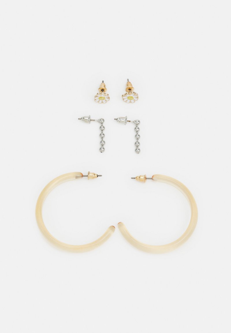 Conjunto de brincos composto por dois pares: brincos de argola translúcidos em bege e dois pares de brincos de pressão com designs florais e contas em metais mistos.