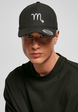 Fekete baseball sapka, textilből készült, fehér hímzett zodiákus szimbólummal az elején. Lapos karimával és patentos zárással.