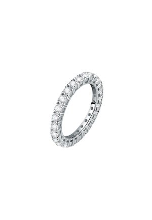 Anello eternity in oro bianco, caratterizzato da una linea continua di pietre a taglio rotondo, con una fascia in argento lucidato e dettagli intricati.