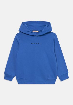 Blå hettegenser laget av bomull, med kengurulomme og ribbestrikkede mansjetter. Svart logo "MARNI" vist på forsiden.