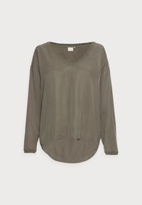 Maglietta verde oliva a maniche lunghe con scollo a V, texture morbida, orlo arrotondato e vestibilità comoda. Presenta cuciture minime e una leggera lucentezza.