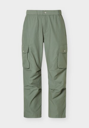Pantaloni cargo verde chiaro a gamba dritta con tasche con patta e bottoni ai lati e vita elasticizzata con chiusura frontale con bottone.