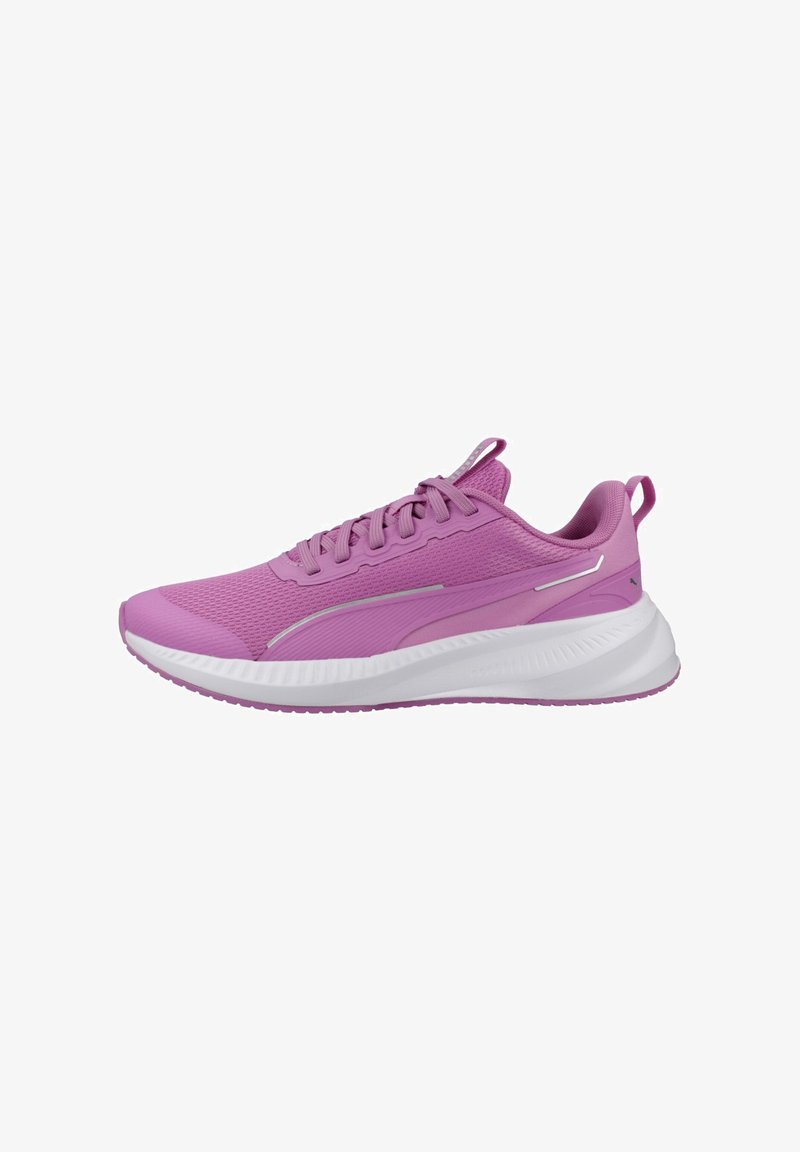 Baskets de sport violettes avec tige en mesh, design à lacets, col rembourré et semelle blanche épaisse, vues de côté droit sur fond blanc.