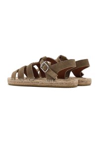 Sandali espadrilles in suede marrone con più cinghie sovrapposte e una fibbia laterale. I dettagli in juta sulla suola aggiungono texture e contrasto.