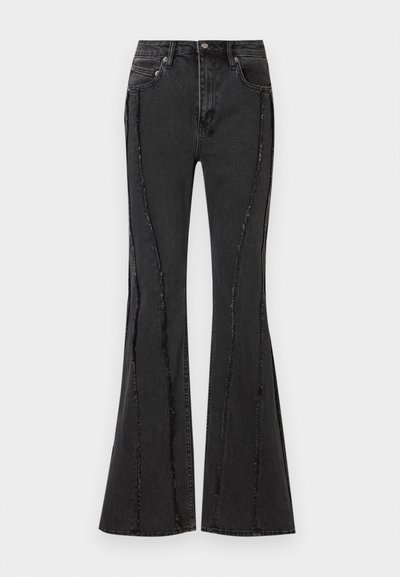 Jeans de mezclilla negros acampanados con diseño desgastado y detalles de costura visibles. Cuenta con cinco bolsillos y un cierre de botón en la cintura.