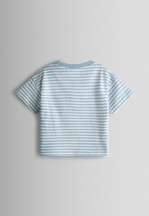 Tričko s krátkym rukávom, svetlomodré s pruhmi, s okrúhlym výstrihom a z mäkkého materiálu. Horizontálne pruhy majú rôzne šírky v modrej a bielej farbe.