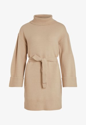 Beige strikket turtleneck kjole med lange ermer, ribbestrikkede mansjetter og hem, belte i midjen, med en myk, teksturert overflate.
