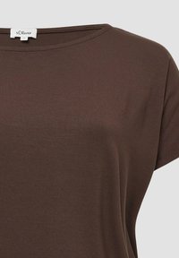 Bruine korte mouwen t-shirt met een ronde hals en een s.Oliver merklabel op de kraag.
