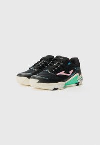 Sneaker sportive nere con una toma superiore testurizzata, dotate di accenti rosa e blu, una suola verde e un design spesso per garantire stabilità.