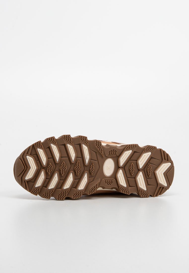 Gewachste braune Schuhsohle mit geometrischen beige Akzenten und sichtbar Größe 36, auf einem weißen Hintergrund präsentiert.