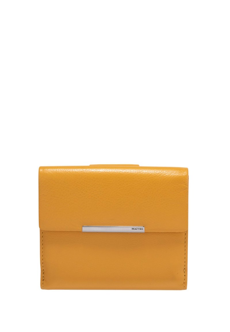 Cartera amarilla de cuero con un acabado texturizado, forma rectangular, con acentos en hardware plateado y logo en relieve en la parte frontal.
