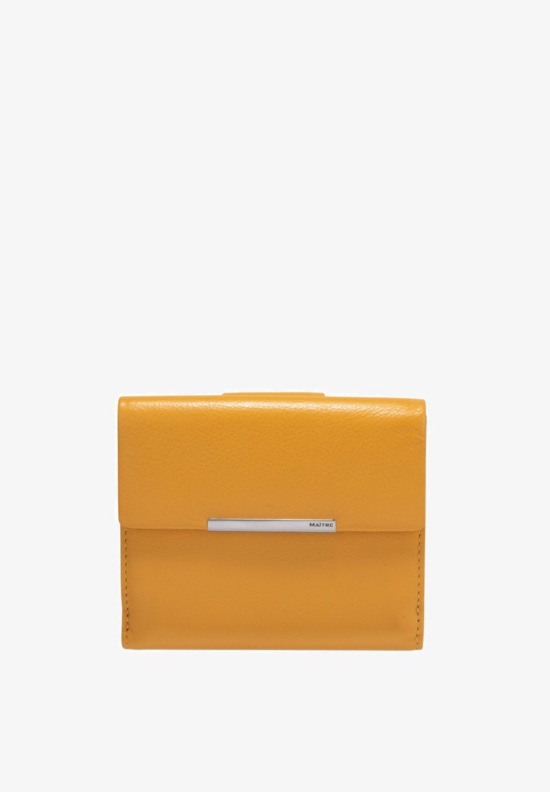 Cartera amarilla de cuero con un acabado texturizado, forma rectangular, con acentos en hardware plateado y logo en relieve en la parte frontal.