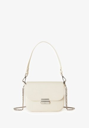 Handtasche in Creme mit Krokodilprägung, Klappenverschluss, silbernen Beschlägen und einer Kettenriemen. Sie zeichnet sich durch eine glatte Textur und ein strukturiertes Design aus.