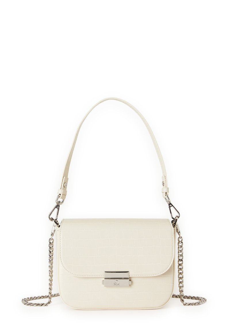 Torebka w kolorze kremowym z wzorem krokodylej skóry, z klapką, srebrnym okuciem i łańcuszkowym paskiem. Charakteryzuje się gładką fakturą i usztywnioną konstrukcją.