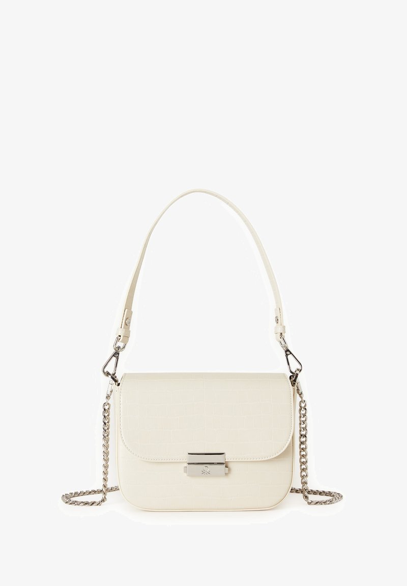 Torebka w kolorze kremowym z wzorem krokodylej skóry, z klapką, srebrnym okuciem i łańcuszkowym paskiem. Charakteryzuje się gładką fakturą i usztywnioną konstrukcją.