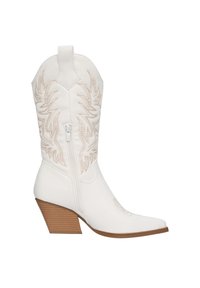 Bota de vaquero de cuero blanco con punta puntiaguda, bordado beige ornamentado, cremallera lateral y tacón de madera apilada. Textura suave con un diseño elegante.