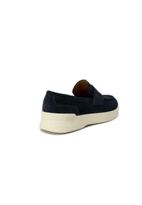 Scarpe slip-on in suede blu navy con suola in gomma color crema e una fascia decorativa, caratterizzate da una tomaia testurizzata e un marchio sul tallone.